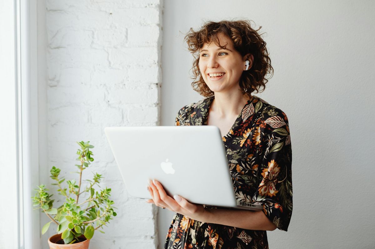 Mujer sonriendo con auriculares traductores para viaje